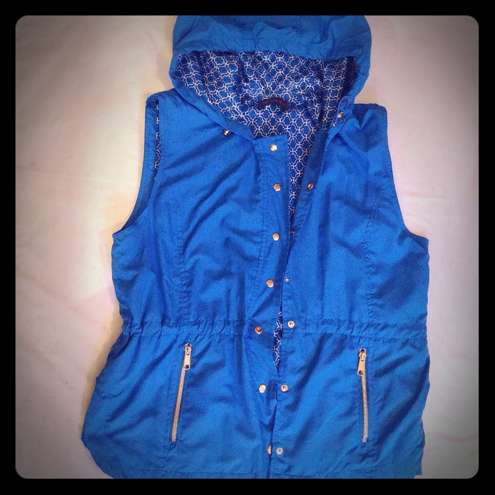 Lightweight hooded sleeveless jacket / vest